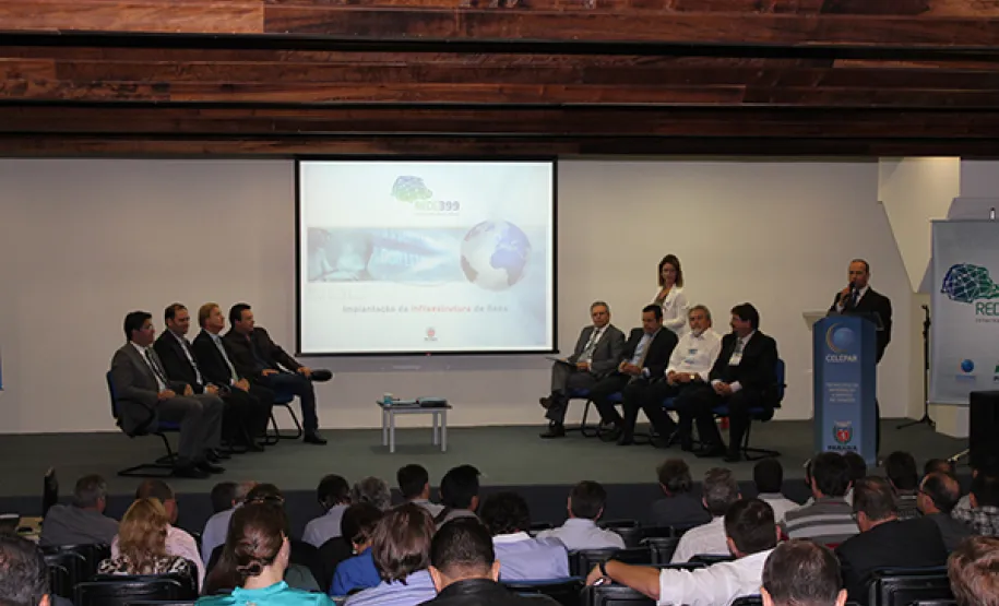 Governo e prefeitos assinam protocolo para implantar o Rede399
