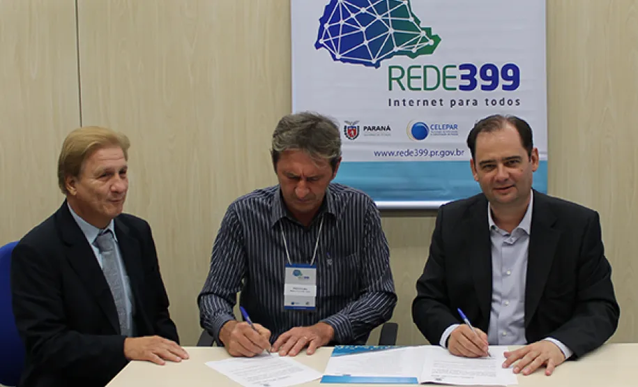 O secretário para Assuntos Estratégicos, Edson Casagrande e o presidente da Celepar, Jacson Carvalho Leite, assinam protocolo de intenções, para instalação da Rede 399 de internet para todos.Curitiba, 26-03-14.Foto: Arnaldo Alves / ANPr. O secretário para Assuntos Estratégicos, Edson Casagrande e o presidente da Celepar, Jacson Carvalho Leite, assinam protocolo de intenções, para instalação da Rede 399 de internet para todos.Curitiba, 26-03-14