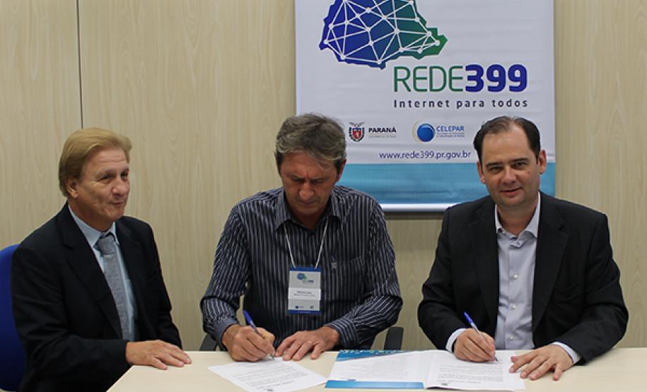 O secretário para Assuntos Estratégicos, Edson Casagrande e o presidente da Celepar, Jacson Carvalho Leite, assinam protocolo de intenções, para instalação da Rede 399 de internet para todos.Curitiba, 26-03-14
