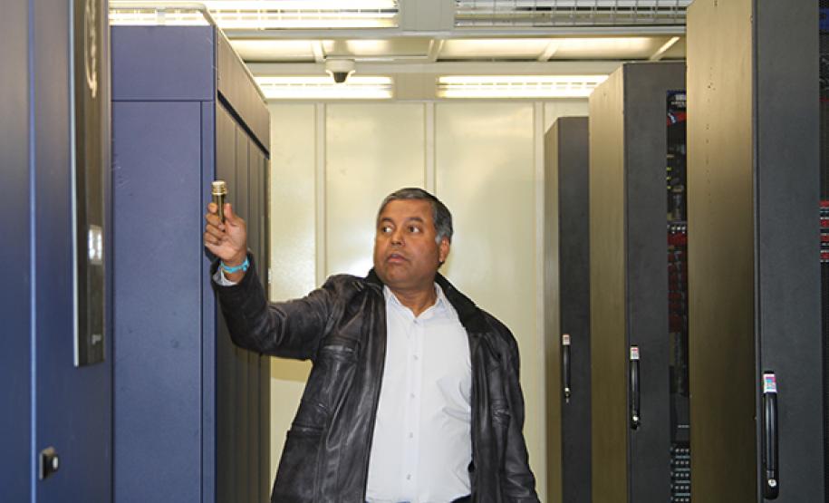 Sucesso da operação do moving é comemorado com culto ecumênico na Celepar Padre Joaquim Andrade benze o novo data center