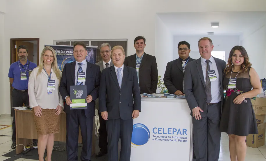 Gestores discutem modelo de serviços públicos no Congresso de Cidades Digitais Estande da Celepar no evento. Da esquerda para a direita: Jeferson Costa, Andréa Smaniotto, Nelson Garcia, Gilmar Tesseroli, Jacson Carvalho Leite, Edgar Machoski, Vinicius Moura, Elcio Marcowcz e Hericka Cardoso