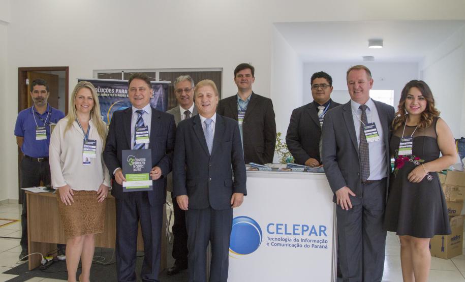Estande da Celepar no evento. Da esquerda para a direita: Jeferson Costa, Andréa Smaniotto, Nelson Garcia, Gilmar Tesseroli, Jacson Carvalho Leite, Edgar Machoski, Vinicius Moura, Elcio Marcowcz e Hericka Cardoso