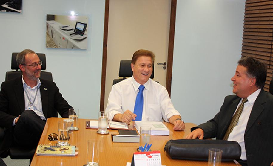 Identificação biométrica Marcos Traad, Jacson Carvalho Leite e Newton Tadeu Rocha avaliam soluções de biometria, durante reunião na Celepar