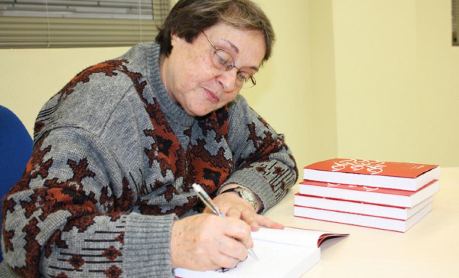 Lançamento de livro digital da artista Yara Sarmento marca a inauguração de novo espaço cultural na Celepar Também foi tarde de autógrafos para Yara Sarmento