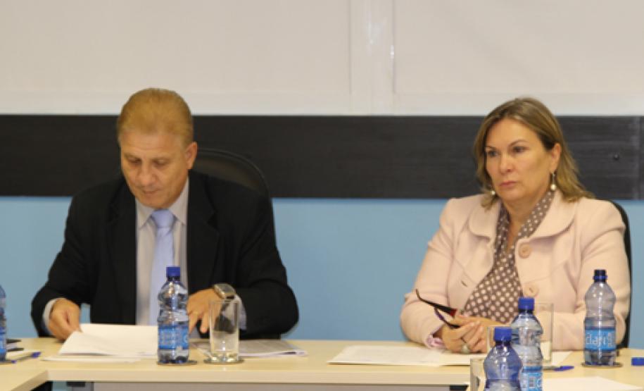 Cosit incentiva a adoção do sistema de gestão digital de documentos Jacson Carvalho Leite, presidente da Celepar e Clecy Amadori, secretária para Assuntos Estratégicos e presidente do Conselho de Administração da Celepar e do Cosit