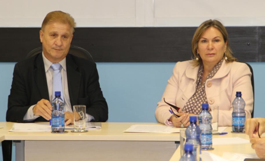 Cosit incentiva a adoção do sistema de gestão digital de documentos Jacson Carvalho Leite, presidente da Celepar e Clecy Amadori, secretária para Assuntos Estratégicos e presidente do Conselho de Administração da Celepar e do Cosit