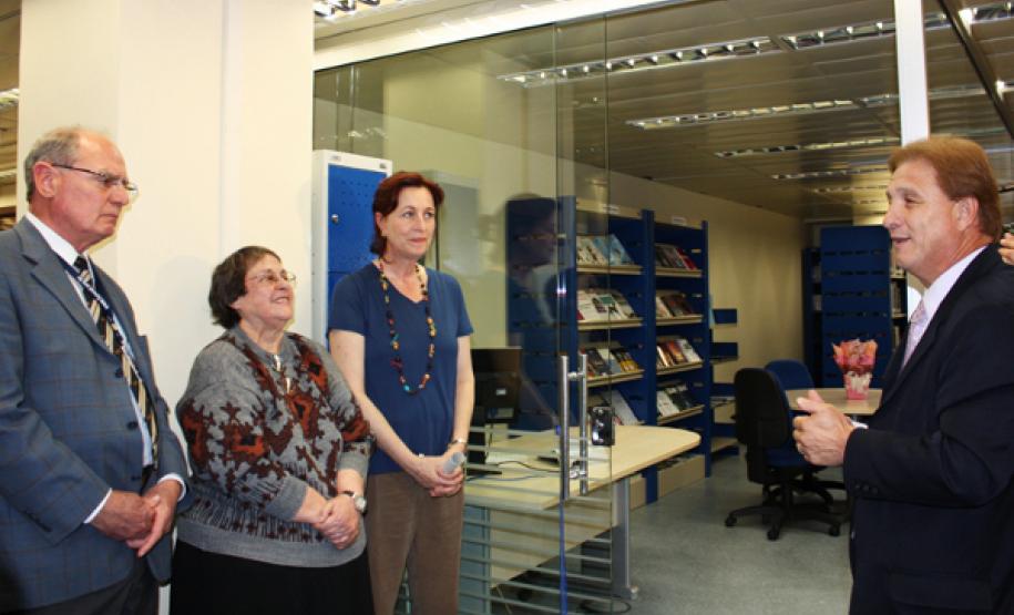 Lançamento de livro digital da artista Yara Sarmento marca a inauguração de novo espaço cultural na Celepar O presidente da Celepar, Jacson Carvalho Leite inaugura a nova Biblioteca Técnica e Espaço da Educação e do Saber da Celepar ao lado da presidente do Teatro Guaíra, Mônica Rischbieter, da atriz e escritora paranaense Yara Sarmento e do diretor administrativo-financeiro Lucio Alberto Hansel