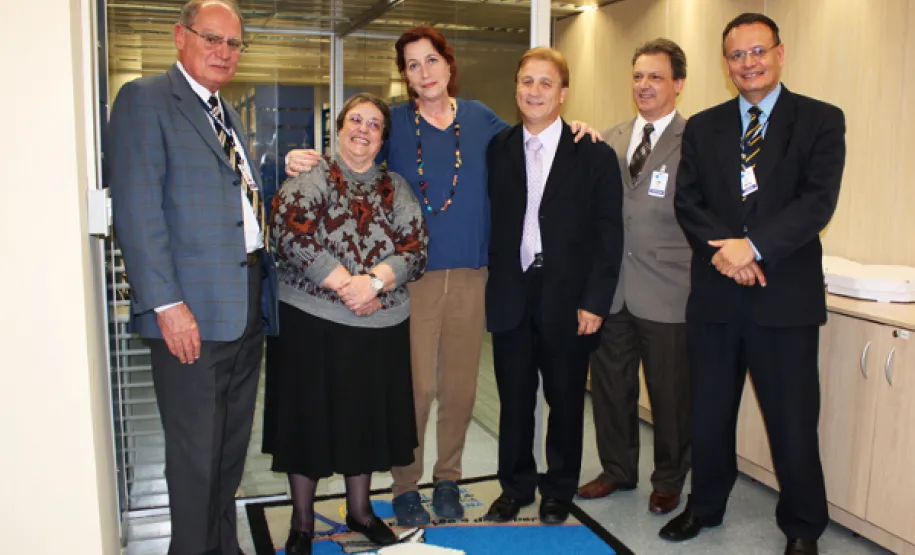 Lançamento de livro digital da artista Yara Sarmento marca a inauguração de novo espaço cultural na Celepar Na foto, o diretor administrativo-financeiro da Celepar, Lucio Alberto Hansel, Yara Sarmento, Mônica Rischbieter, o presidente Jacson Carvalho Leite e os diretores Luiz Fernando Ballin Ortolani (operações) e Danilo Scalet (de tecnologia da informação)