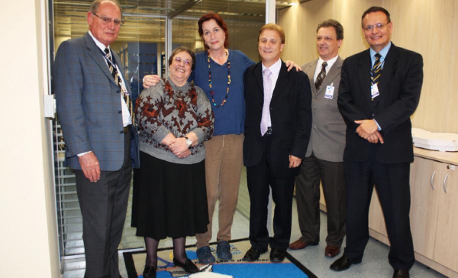 Lançamento de livro digital da artista Yara Sarmento marca a inauguração de novo espaço cultural na Celepar Na foto, o diretor administrativo-financeiro da Celepar, Lucio Alberto Hansel, Yara Sarmento, Mônica Rischbieter, o presidente Jacson Carvalho Leite e os diretores Luiz Fernando Ballin Ortolani (operações) e Danilo Scalet (de tecnologia da informação)