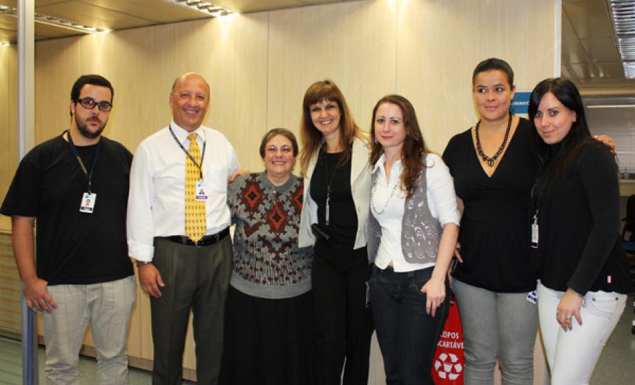 Lançamento de livro digital da artista Yara Sarmento marca a inauguração de novo espaço cultural na Celepar Esquerda para direita: 
Flavio Endrigo Rosendo, Luiz Carlos Fracaro, Yara Sarmento, Isis de Fátima Biscaia, Gilsemara Aparecida Priandi, Elaine Claudete Miranda, Léia Garbin