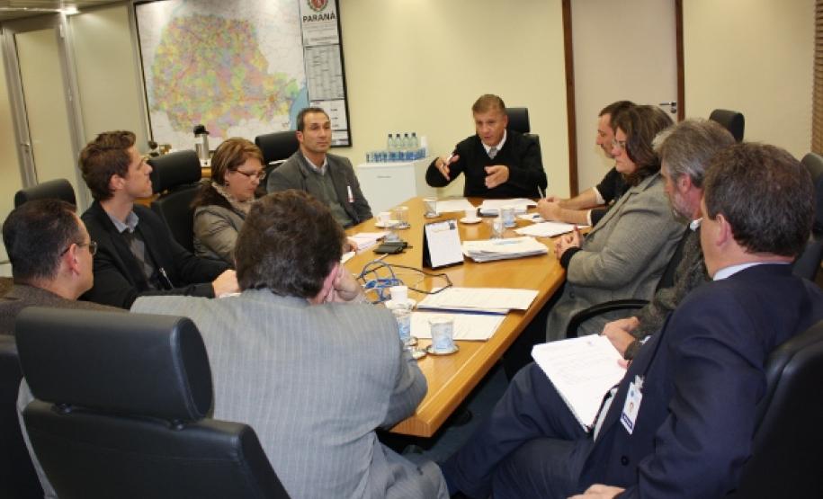 O presidente Jacson Carvalho Leite avalia com a equipe da SEAP e da Celepar a implantação de novas soluções para aprimorar o sistema de RH do governo do Estado
