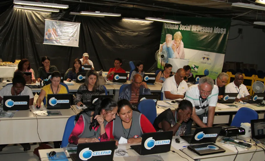 Terceirizados da Celepar participam de curso de Acesso à Internet e Redes Sociais
