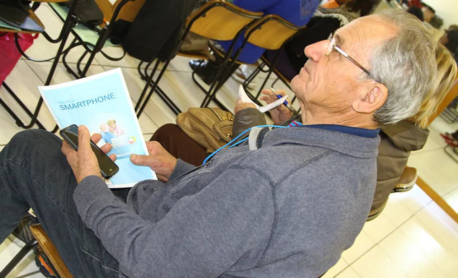 Curso básico de smartphone para idosos promove inclusão de 19 alunos no bairro Boqueirão