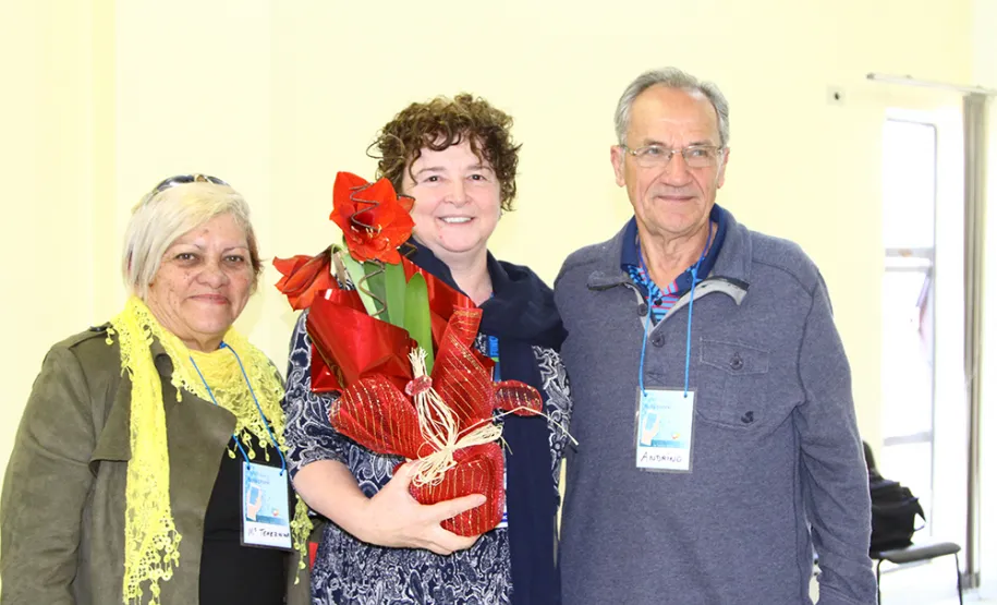 Prefeitura de Foz do Iguaçu e Celepar lançam oficialmente o projeto Inclusão Social da Pessoa Idosa Presidente Jacson Carvalho Leite e a secretária Claudia Pereira, juntamente com a equipe do município responsável pela operacionalização do projeto de Inclusão Social da Pessoa Idosa