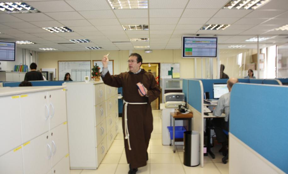 Em visita a todos os departamentos da empresa, o frei Vieira abençoou os empregados, as instalações e o trabalho de todos