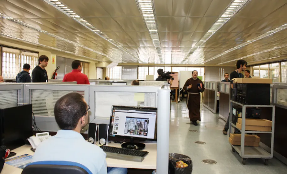 Celepar recebe as bençãos do frei Carlos Gonzaga Vieira Em visita a todos os departamentos da empresa, o frei Vieira abençoou os empregados, as instalações e o trabalho de todos