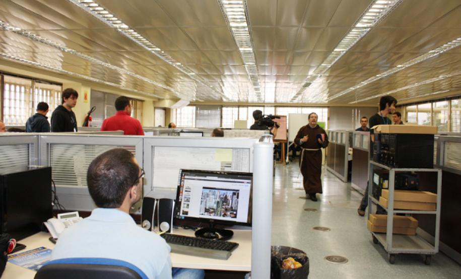 Em visita a todos os departamentos da empresa, o frei Vieira abençoou os empregados, as instalações e o trabalho de todos