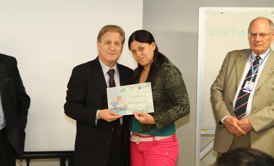 Terceirizados da Celepar participam de curso de Acesso à Internet e Redes Sociais Giselle da Costa