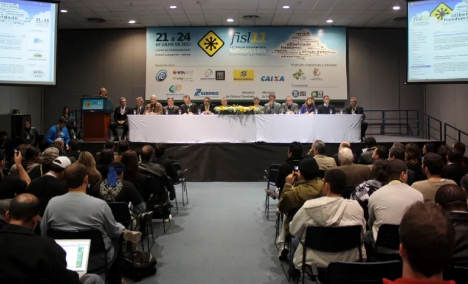 Terceirizados da Celepar participam de curso de Acesso à Internet e Redes Sociais Sheider Cristine Vandervelde