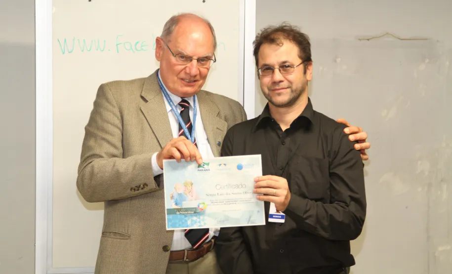 Terceirizados da Celepar participam de curso de Acesso à Internet e Redes Sociais Sérgio Luis dos Santos Oliveira