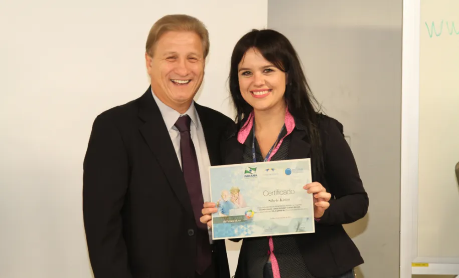 Terceirizados da Celepar participam de curso de Acesso à Internet e Redes Sociais Sibele Kister