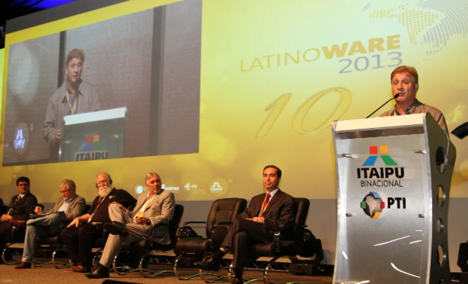 Abertura Latinoware 2013 O presidente Jacson Carvalho Leite destaca as soluções desenvolvidas pela Celepar em software livre, durante abertura da Latinoware 2013