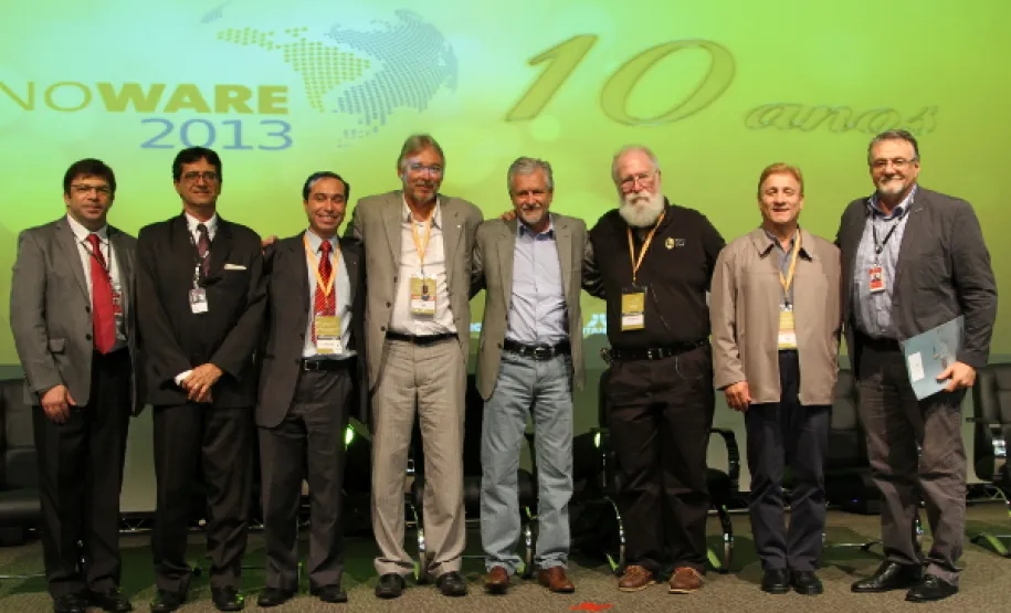 Abertura Latinoware 2013 Superintendente de informática da Itaipu Binacional, Eliezer Fryszman; reitor da Universidade Federal da Integração Latino-Americana, professor Josué Modesto de Passos Subrinho; diretor do Departamento de Sistemas de Informação do Ministério do Planejamento e coordenador do portal de software público brasileiro, Luis Felipe Coimbra Costa; presidente do Serpro, Marcos Mazoni; diretor-geral brasileiro da Itaipu Binacional, Jorge Samek, diretor executivo da Linux Internacional, Jon "Maddog" Hall;