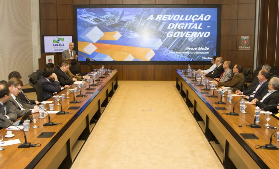No aniversário de 51 anos, Celepar recebe certificação internacional de segurança do Data Center Álvaro Mello, vice-presidente do setor de pesquisas da Gartner, em palestra sobre Revolução Digital no Gabinete de Gestão e Informações (GGI)