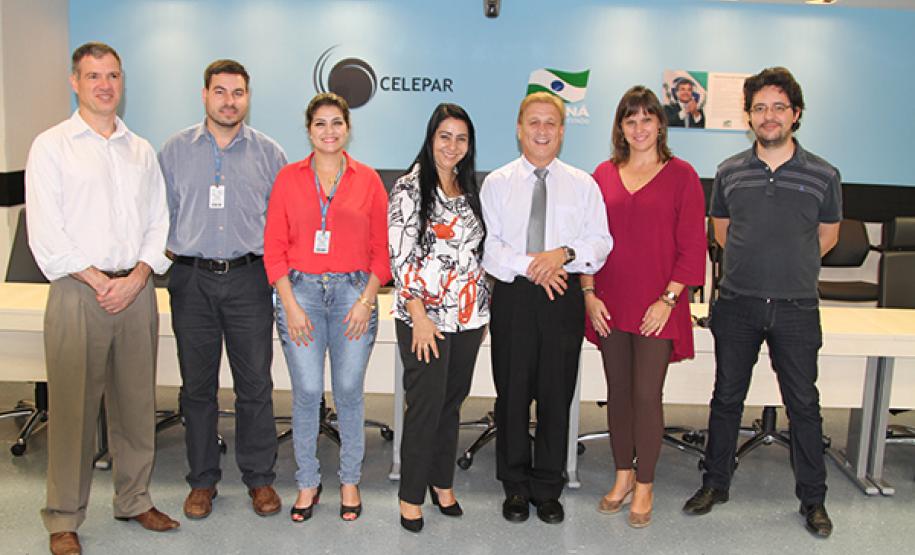 A deputada conheceu o gabinete de gestão do Centro Integrado de Informações Estratégicas (CIIE). Na foto: Carlos Pessoa, Marlon Volz, Debora Romao, Mara Lima, Jacson Leite, Giovana Vida e Leonardo Tavares