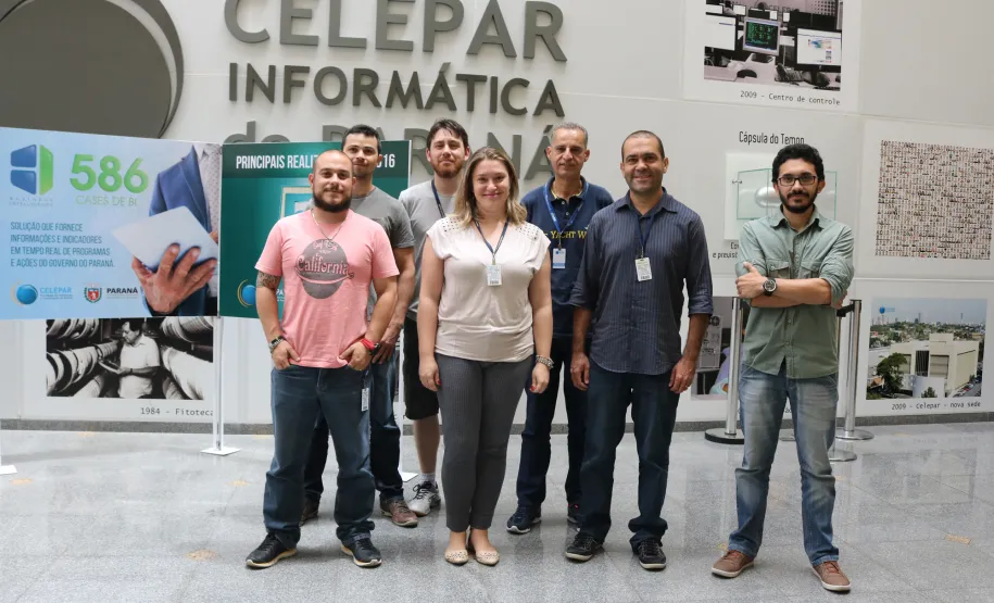 Sistema para a gestão da execução penal é desenvolvido e implantado pela Celepar Em frente (da esquerda para direita): Leandro Mozzato, Karina Curcio, Rubens de Brito Filho e Reinaldo Jasluk.
Atrás: Jurandir Gonçalves, Fabio Hasegawa e Renato Abreu (prestador de serviço pela empresa Sigma).