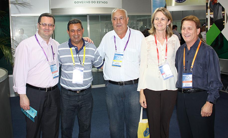 Mauro Songenfrei, Valderi Pereira da Silva, ex-prefeito de Manoel Ricas, Anotnio Camilo, prefeita eleita de Manoel Ribas, Elizabeth Camilo e o presidene Jacson Carvalho Leite