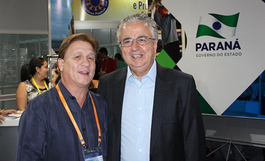 Jacson Carvalho Leite e o secretário de Estado da Adminsitração e Previdência, Jorge de Bem