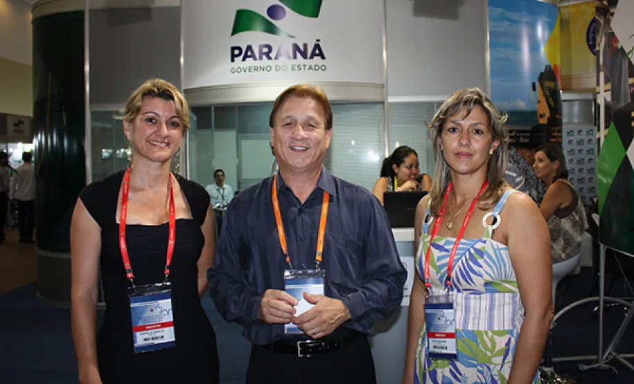Celepar apresenta soluções para municípios no encontro de Foz do Iguaçu O presidente Jacson Carvalho Leite apresentou as soluções de TIC desenvolvidas pela Celepar às prefeitas eleitas de Farol, Angela Kraus (e) e de Altamira do Paraná, Elza Aguiar