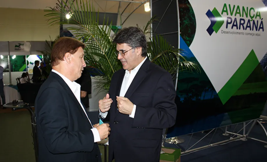 O secretário Chefe da Casa Civil, Luiz Eduardo Sebatiani conversa com o presidente Jacson Carvalho Leite no estande da companhia no evento em Foz do Iguaçu