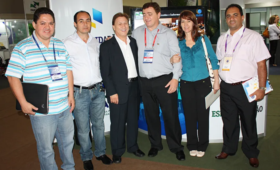 Celepar apresenta soluções para municípios no encontro de Foz do Iguaçu O prefeito eleito de Matelândia, Rineu Menoncin, acompanhado pela esposa Maria Lucia e pelos assessores, Evandro Oro, Cesar Berger e Otoniel Júnior, esteve visitando o estande da Celepar e conversando com o presidente Jacson Carvalho Leite sobre soluções de TIC aos municípios