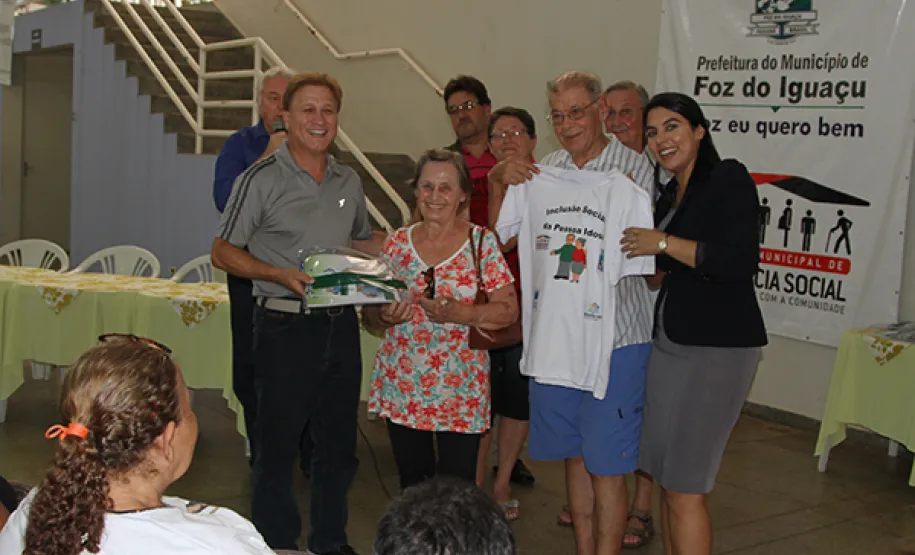 Começa em Foz do Iguaçu o curso de internet e redes sociais promovido pela Celepar O presidente Jacson Carvalho Leite e a secretaria Claudia Pereira entregam o material do curso aos participantes