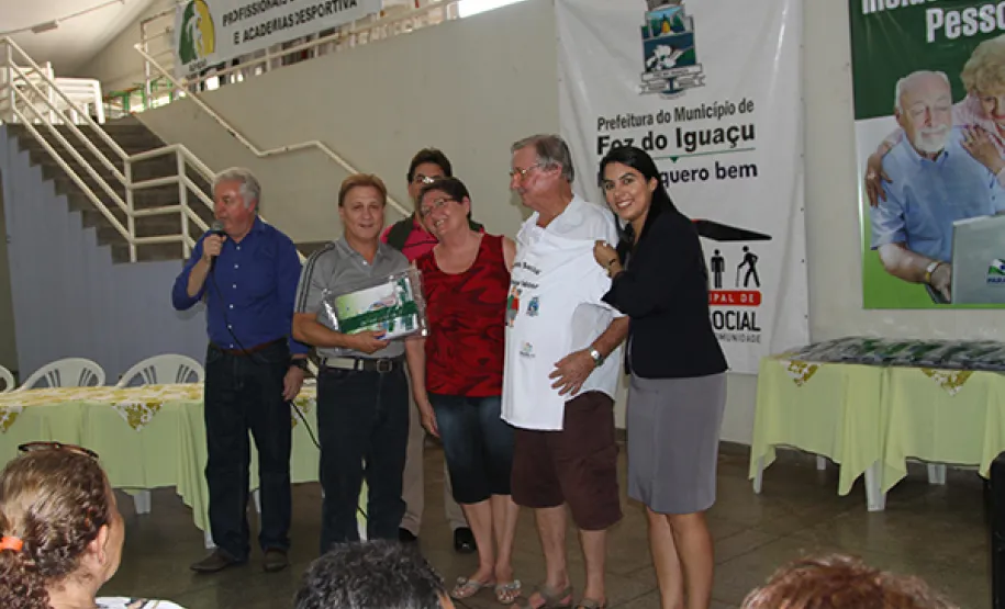Começa em Foz do Iguaçu o curso de internet e redes sociais promovido pela Celepar O presidente Jacson Carvalho Leite e a secretaria Claudia Pereira entregam o material do curso aos participantes