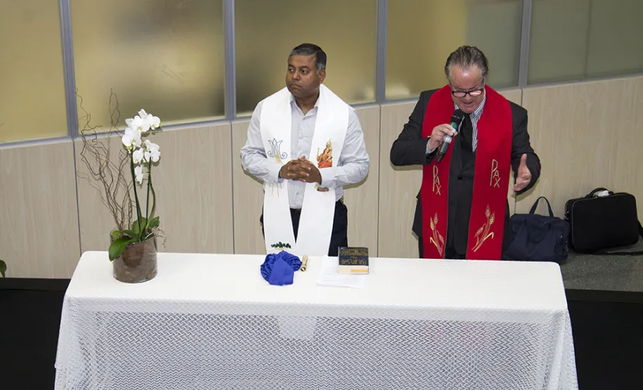 No aniversário de 51 anos, Celepar recebe certificação internacional de segurança do Data Center Padre Joachin Andrade e o reverendo Carlos Alberto Rodrigues Alves responderam pela benção à Celepar, aos celeparianos e a todas as pessoas presentes
