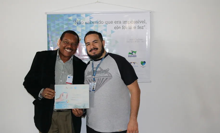 Celepar capacita pessoas da terceira idade a usar smartphone