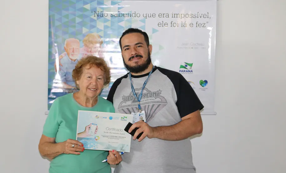 Celepar capacita pessoas da terceira idade a usar smartphone