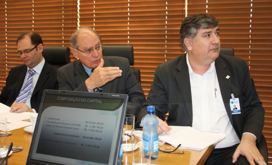 Reunião do Conselho de Administração - abril 2012 O diretor administrativo-financeiro, Lucio Alberto Hansel, entre o secretário Edson Casagrande e o diretor da SEFA, Amauri Escudero, apresenta os resultados do balanço 2011