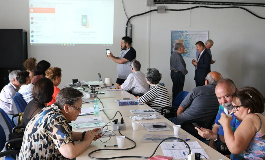 Celepar capacita pessoas da terceira idade a usar smartphone