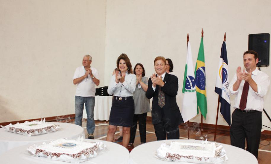 Três aniversários, três bolos e muita diversão.
Iara Bereza da Silva, Jacson Carvalho Leite e Antonio Carlos Wolf Junior no "parabéns pra você"
