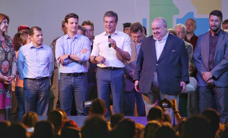 O governador Beto Richa e o prefeito de Curitiba, Rafael Greca, abriram nesta quarta-feira (27) o Mutirão da Cidadania do Cajuru, na Região Leste da capital. O evento, que termina neste sábado (30), oferece cerca de 200 serviços à população nas áreas de saúde, educação, segurança e desenvolvimento social, além de atendimento por meio da Copel e Sanepar.Curitiba, 27/09/2017.Foto: José Fernando Ogura/SEAE