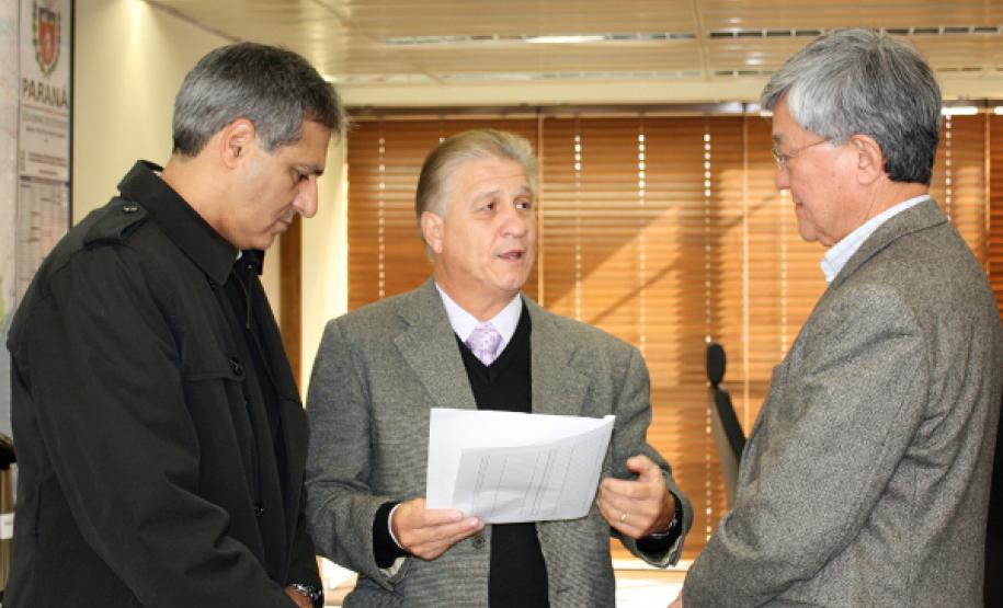 O presidente Jacson Carvalho Leite apresenta aos secretários José Richa Filho e Cassio Taniguchi os resultados positivos do balancete da Celepar
