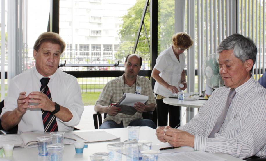 Governo Beto Richa recupera parque tecnológico do Estado O presidente Jacson Carvalho Leite e o secretário Cassio Taniguchi avaliam os projetos em tramitação no Cosit