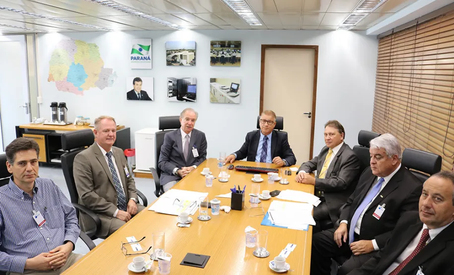 Presidente e vice-presidente da Associação Comercial do Paraná conhecem a política de TIC do Governo do Estado