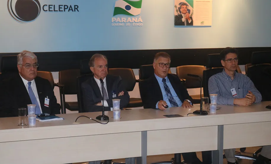 Presidente e vice-presidente da Associação Comercial do Paraná conhecem a política de TIC do Governo do Estado