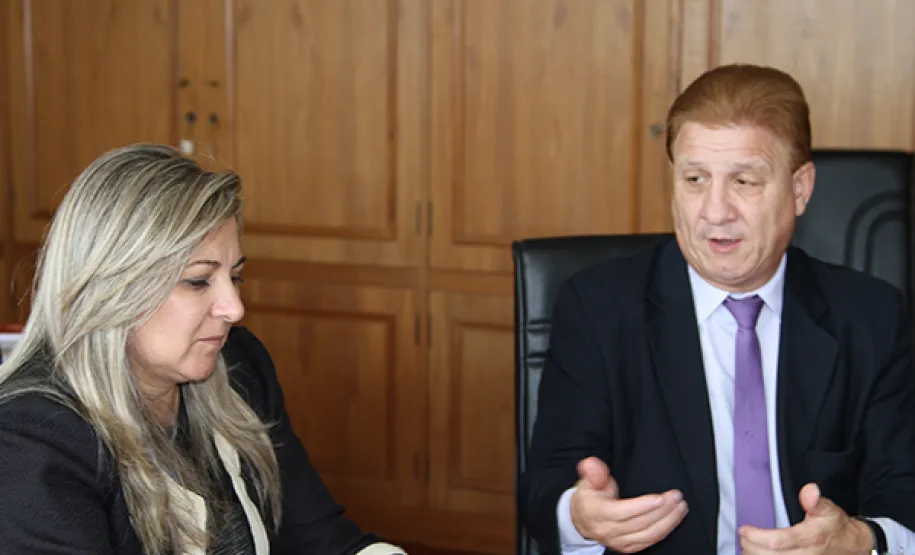 Soluções de tecnologia da informação e comunicação para a Secretaria da Fazenda A secretária Jozélia Nogueira e o presidente Jacson Carvalho Leite avaliam soluções de TIC para serem adotadas pela Secretaria da Fazenda