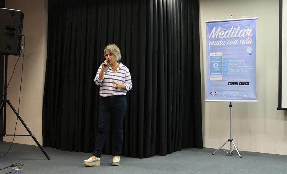 Meditação e tratamento com as mãos ajudam a combater a ansiedade e o estresse Lilian Miranda da ONG Mãos Sem Fronteiras